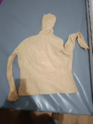 Camisa beige con capucha