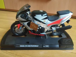 Lote de dos maquetas motos Honda y Yamaha.