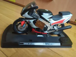 Lote de dos maquetas motos Honda y Yamaha.