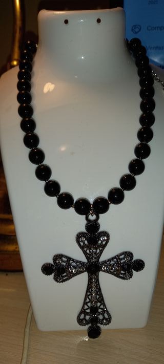 Collar Perlas Negras con Cruz Plateada