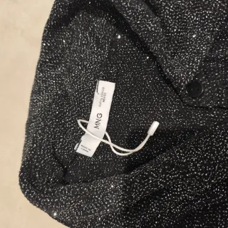 Camisa negra brillante