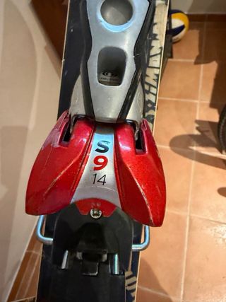 Esquís con fijaciones