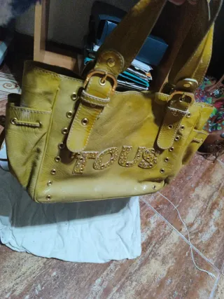 Bolso Tous amarillo con tachuelas
