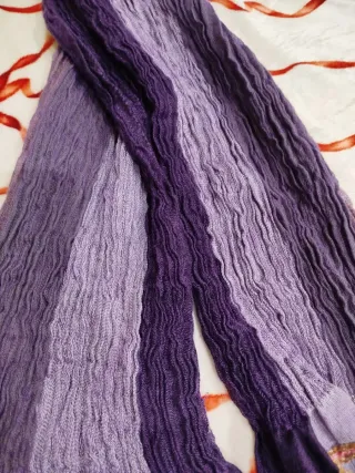 Fular morado y multicolor con flecos