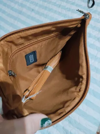 Bolso de mano marrón con tachuelas