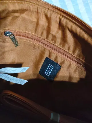 Bolso de mano marrón con tachuelas