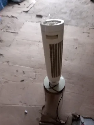 Calentador de torre blanco