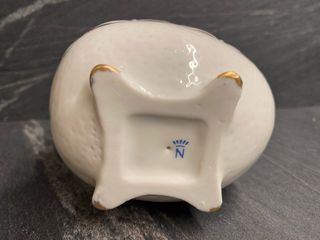 Uovo in porcellana Capodimonte con bimba