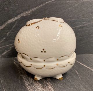 Uovo in porcellana Capodimonte con bimba