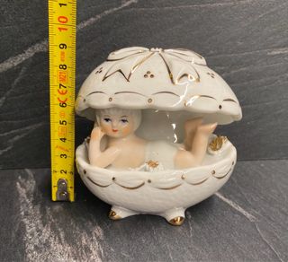 Uovo in porcellana Capodimonte con bimba