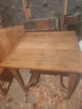 Mesa antigua de madera extensible