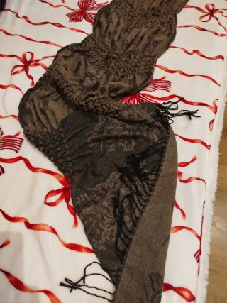 Fular marrón y negro con flecos