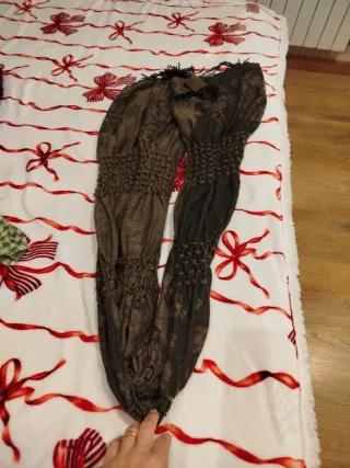 Fular marrón y negro con flecos