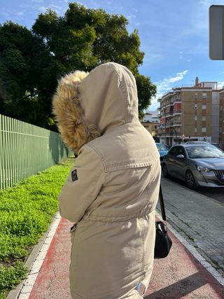 Abrigo tipo parka beige con capucha
