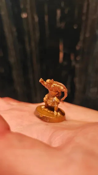 Figura Warhammer dorada de el señor de los anillos