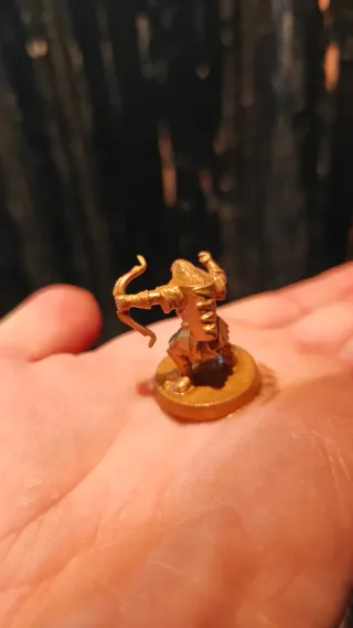 Figura Warhammer dorada de el señor de los anillos