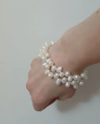 Pulsera de perlas blancas