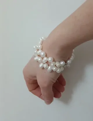 Pulsera de perlas blancas