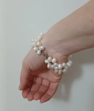 Pulsera de perlas blancas