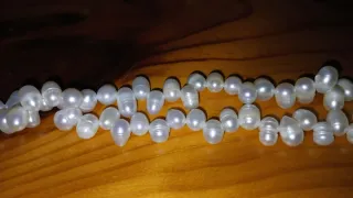 Pulsera de perlas blancas