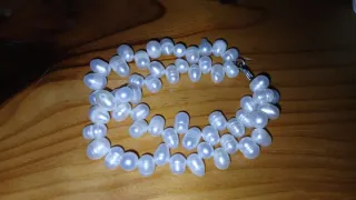 Pulsera de perlas blancas