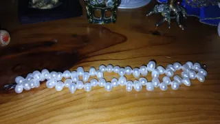 Pulsera de perlas blancas