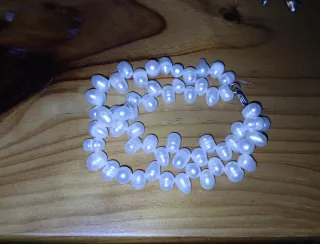 Pulsera de perlas blancas