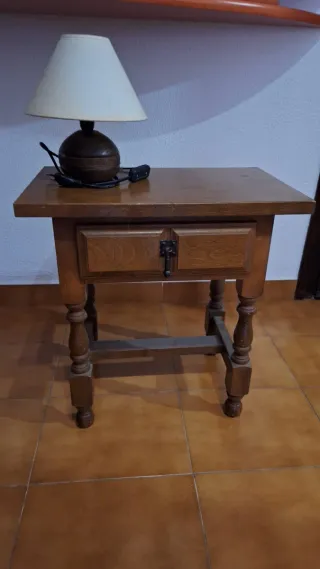 Mesita de noche de madera