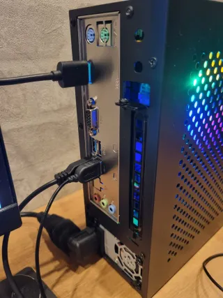 PC Compacto ITX en Caja de Aluminio.