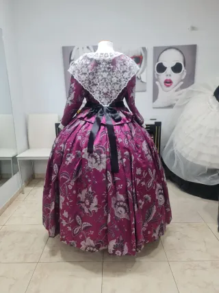 Traje de Fallera Morado y Blanco,con manteletas