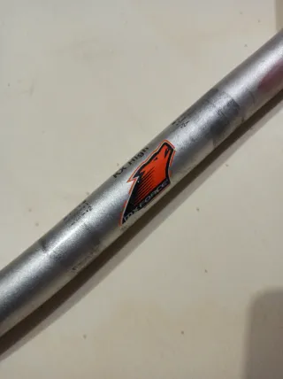 Manillares de moto torcidos.