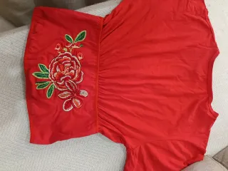 Blusa roja bordada con cordones