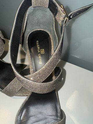 Zapatos Gloria Ortiz Dorados Tacón