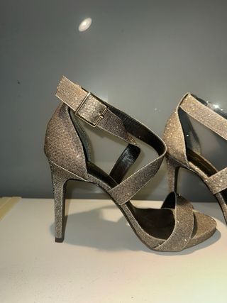 Zapatos Gloria Ortiz Dorados Tacón