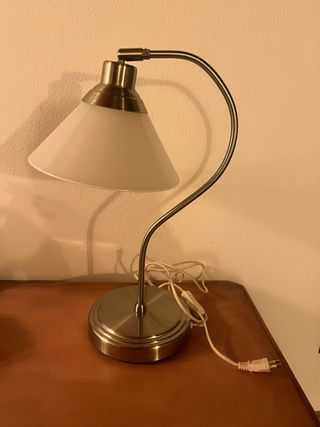 Lámpara de mesa moderna metal y cristal