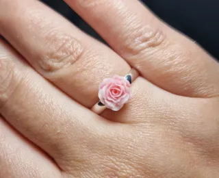 Anillo ajustable flor rosa hecho a mano