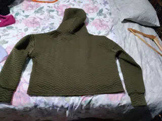 Sudadera verde con cremallera y capucha