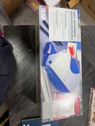 Máquina  perforadora y encuadernadora