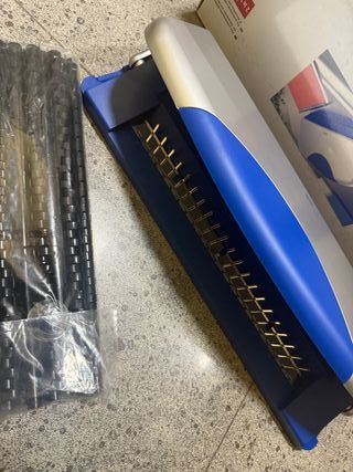 Máquina  perforadora y encuadernadora