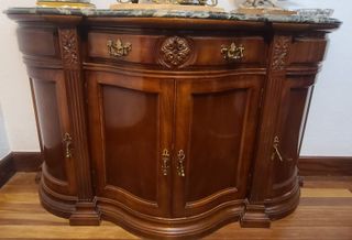 Aparador de madera con tapa de mármol