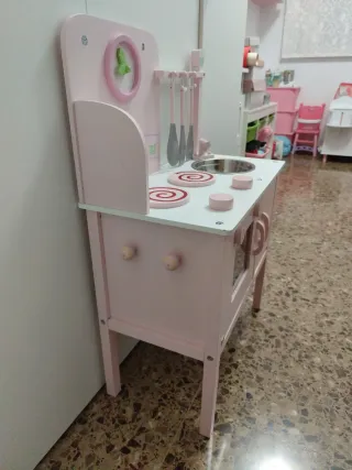 Cocinita de madera rosa