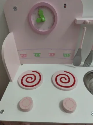 Cocinita de madera rosa