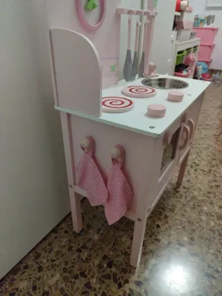 Cocinita de madera rosa