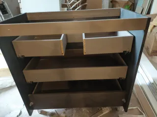 Mueble de baño gris y plateado