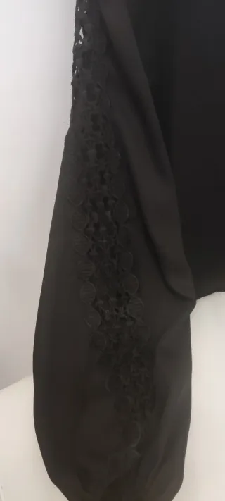 Blusa negra elegante con encaje