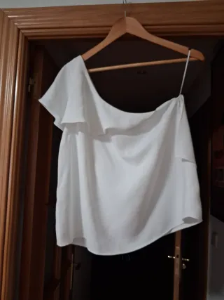 Blusa blanca asimétrica con volantes