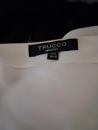 Blusa blanca asimétrica con volantes