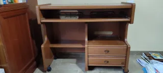 Escritorio de madera con ruedas
