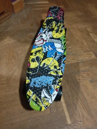 Patinete clásico con diseño colorido