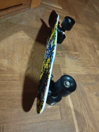Patinete clásico con diseño colorido
